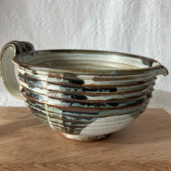 VTG Studio Pottery Batter Bowl Hand Thrown Speckled Glaze Spout Handle - Picture 5 of 9